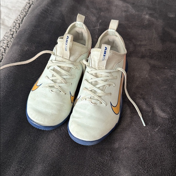 Nike White and Gold Sneakers with Blue Soles - Picture 1 of 2